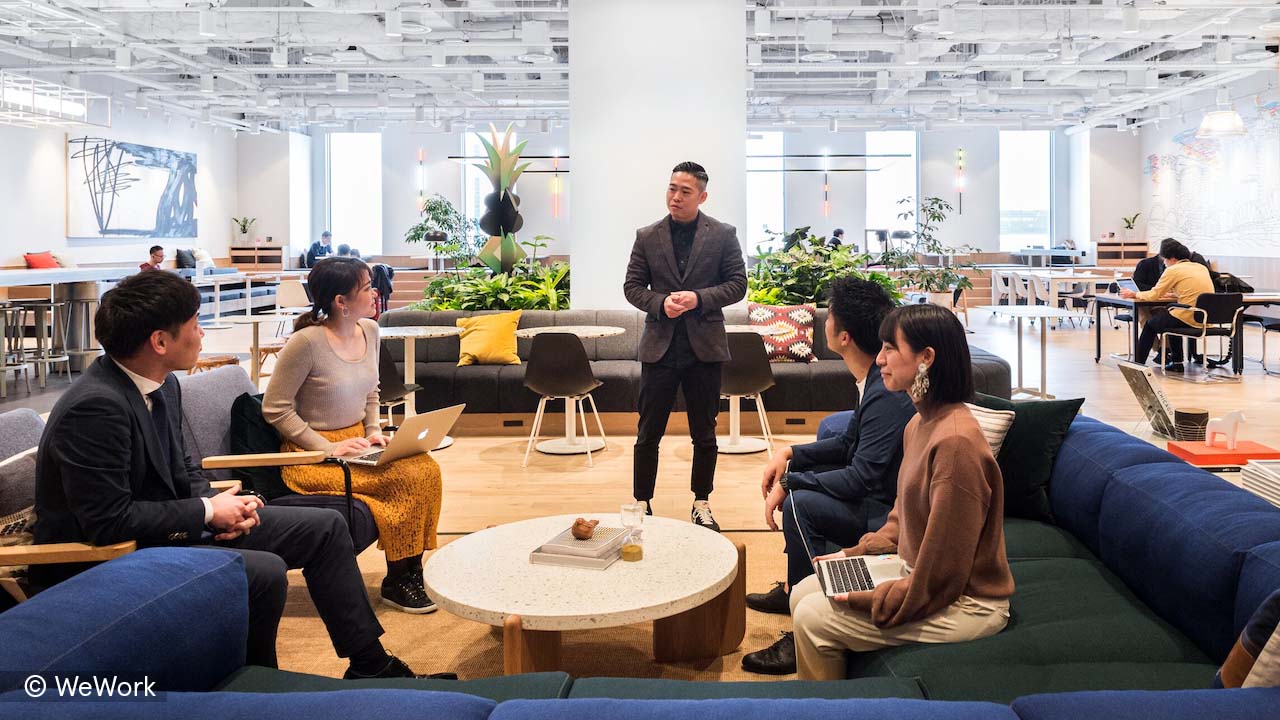WeWork LINKS UMEDA の共用ラウンジでのミーティング風景(写真提供: WeWork)